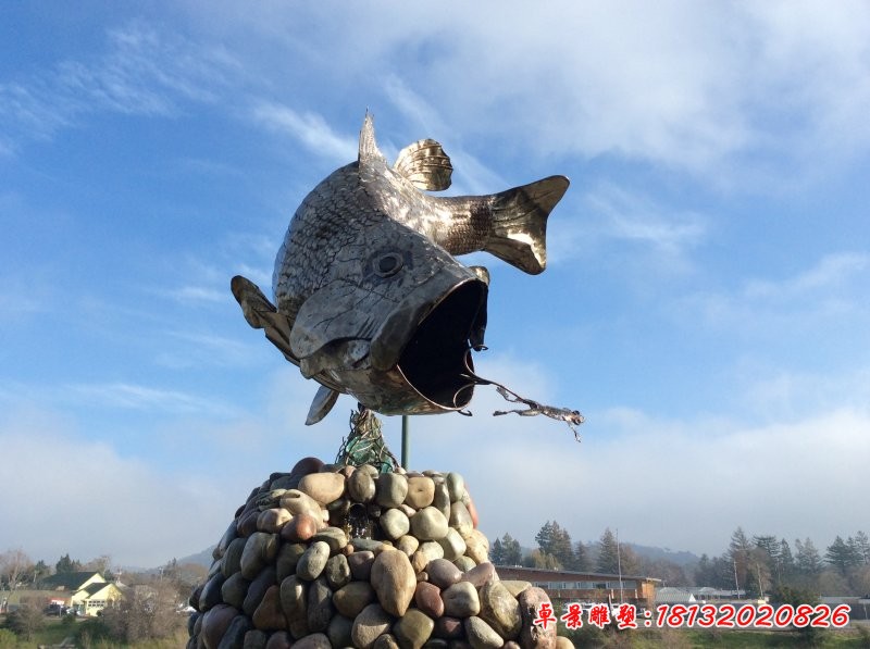 不銹鋼鯉魚和青蛙雕塑