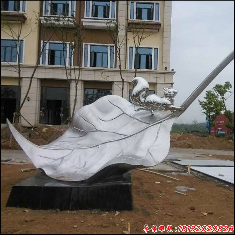 不銹鋼樹葉和松樹雕塑