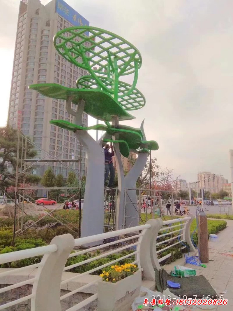 不銹鋼鏤空樹(shù)枝雕塑 (3)