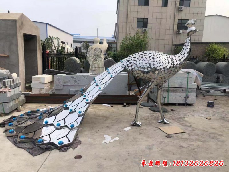 不銹鋼鏤空孔雀景觀雕塑