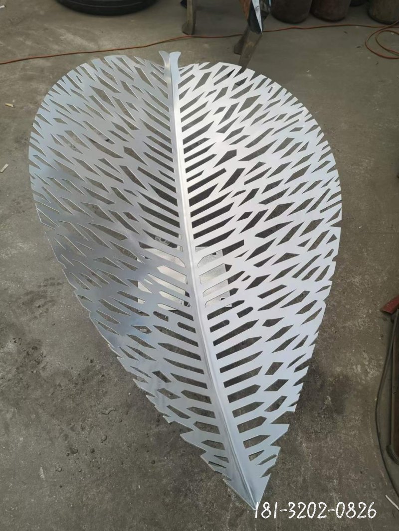 不銹鋼鏤空樹(shù)葉雕塑 (7)