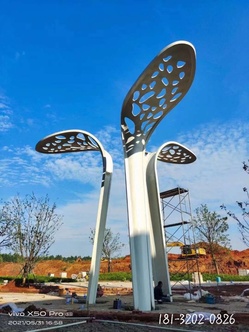 不銹鋼鏤空樹(shù)葉雕塑