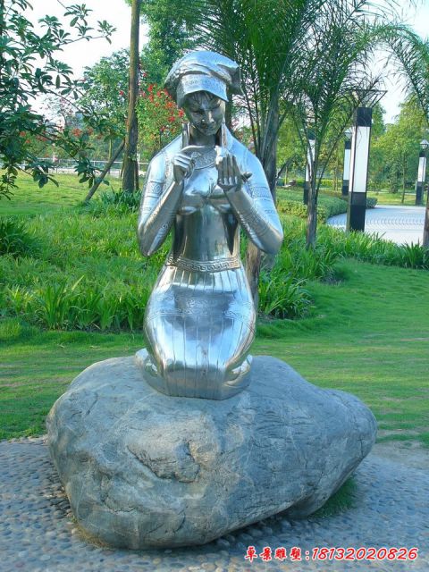 公園少數(shù)民族女孩