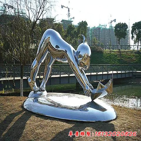 公園拿折紙船的兒童
