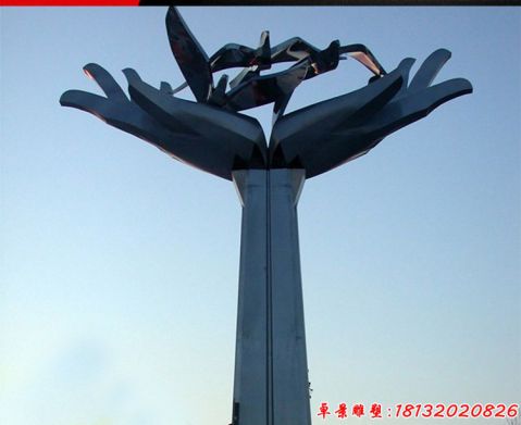 廣場(chǎng)大型雙手捧飛鴿