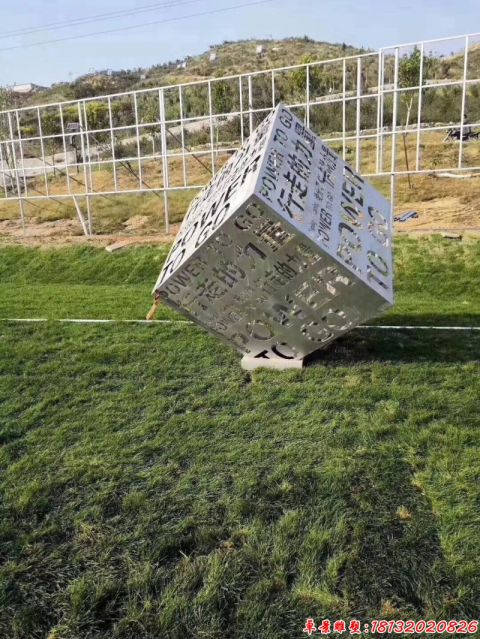 公園魔方行走的力量