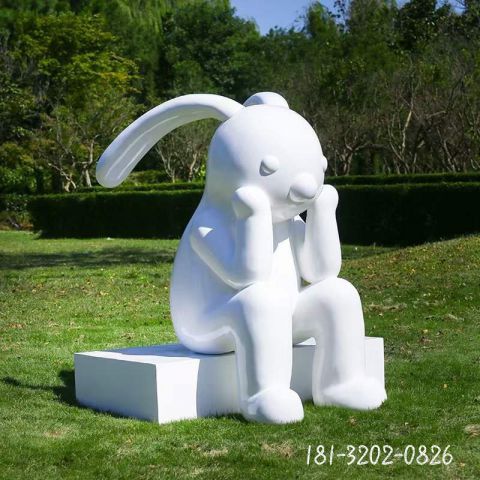公園思考兔子